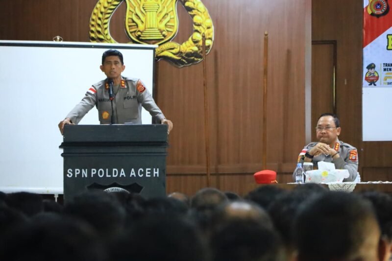 Kapolda Aceh, Irjen Pol. Drs. Marzuki Ali Basyah, M.M., memberikan arahan dan motivasi kepada 250 peserta Program Pelatihan (Prolat) Kewilayahan TA 2026 di Aula Serbaguna SPN Polda Aceh, Seulawah, Kabupaten Aceh Besar, Selasa (9/6/2026).