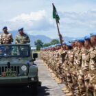 Prajurit Satgas Yonmek TNI Kontingen Garuda XXIII-S UNIFIL dari Yonif 114/Satria Musara Brigif 25/Siwah mengikuti upacara penyambutan di Lanud Sultan Iskandar Muda, Aceh Besar, Minggu (7/6/2026). Satuan di bawah jajaran Kodam IM ini berhasil mengharumkan nama bangsa dan meraih 