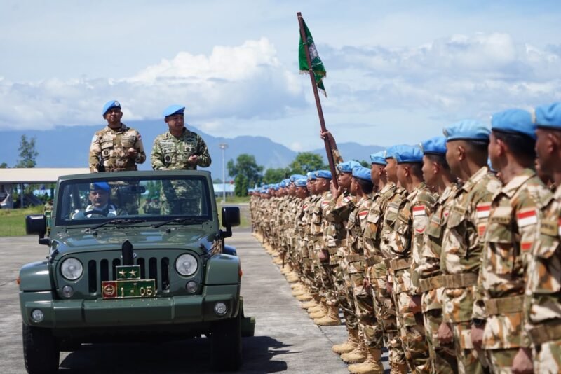 Prajurit Satgas Yonmek TNI Kontingen Garuda XXIII-S UNIFIL dari Yonif 114/Satria Musara Brigif 25/Siwah mengikuti upacara penyambutan di Lanud Sultan Iskandar Muda, Aceh Besar, Minggu (7/6/2026). Satuan di bawah jajaran Kodam IM ini berhasil mengharumkan nama bangsa dan meraih