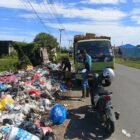 Petugas kebersihan DLH Aceh Besar menangani tumpukan sampah ilegal yang berada di kawasan Jalan Blang Bintang Lama, Kabupaten Aceh Besar, Selasa (9/6/2026). FOTO/MC ACEH BESAR