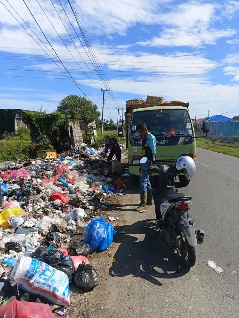 Petugas kebersihan DLH Aceh Besar menangani tumpukan sampah ilegal yang berada di kawasan Jalan Blang Bintang Lama, Kabupaten Aceh Besar, Selasa (9/6/2026). FOTO/MC ACEH BESAR