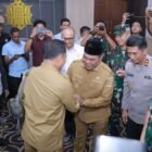 Bupati Aceh Besar H. Muharram Idris (Syech Muharram) bersama Wakil Gubernur Aceh H. Fadhlullah dan unsur Forkopimda menyambut kedatangan Menteri Dalam Negeri RI Tito Karnavian beserta rombongan di Ruang VIP Bandara Internasional Sultan Iskandar Muda (SIM), Blang Bintang, Aceh Besar, Selasa (9/6/2026). FOTO/MC ACEH BESAR
