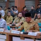 Bupati Aceh Besar H. Muharram Idris (Syech Muharram) mengikuti Rapat Koordinasi dan Evaluasi Percepatan Pemulihan Pascabencana Hidrometeorologi di Aceh yang dipimpin Menteri Dalam Negeri Tito Karnavian di Kantor Gubernur Aceh, Banda Aceh, Selasa (9/6/2026). Foto/ MC Aceh Besar