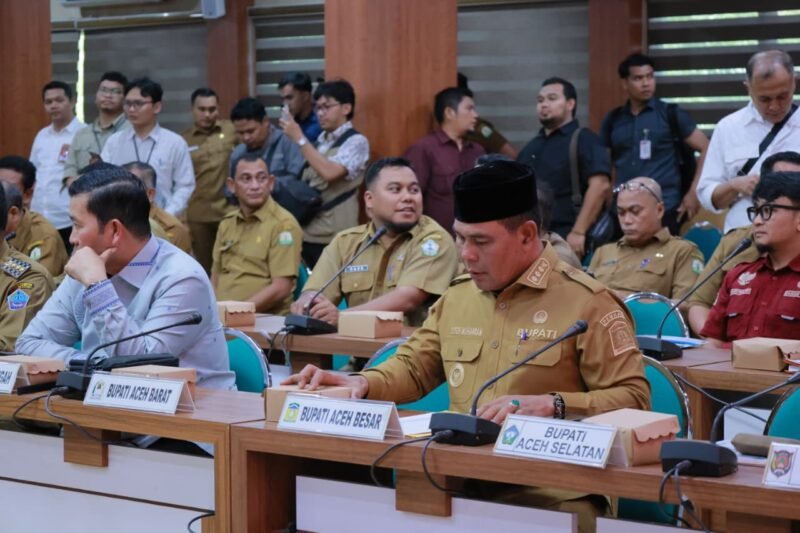 Bupati Aceh Besar H. Muharram Idris (Syech Muharram) mengikuti Rapat Koordinasi dan Evaluasi Percepatan Pemulihan Pascabencana Hidrometeorologi di Aceh yang dipimpin Menteri Dalam Negeri Tito Karnavian di Kantor Gubernur Aceh, Banda Aceh, Selasa (9/6/2026). Foto/ MC Aceh Besar