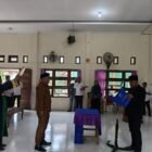 Camat Lhoknga, Ziyadinur, S.STP (kanan), saat memimpin prosesi pengambilan sumpah jabatan Darwin Kamaruddin sebagai Keuchik Gampong Lamkruet di Aula Kantor Camat Lhoknga, Aceh Besar, Selasa (10/6/2026).