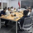 Gubernur Aceh, Muzakir Manaf (Mualem), saat melangsungkan pertemuan dengan Kepala SKK Migas, Djoko Siswanto, di Kantor SKK Migas, Jakarta, Rabu (10/6/2026) malam.
