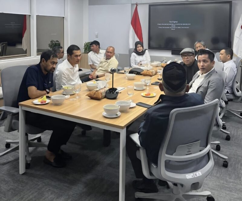 Gubernur Aceh, Muzakir Manaf (Mualem), saat melangsungkan pertemuan dengan Kepala SKK Migas, Djoko Siswanto, di Kantor SKK Migas, Jakarta, Rabu (10/6/2026) malam.