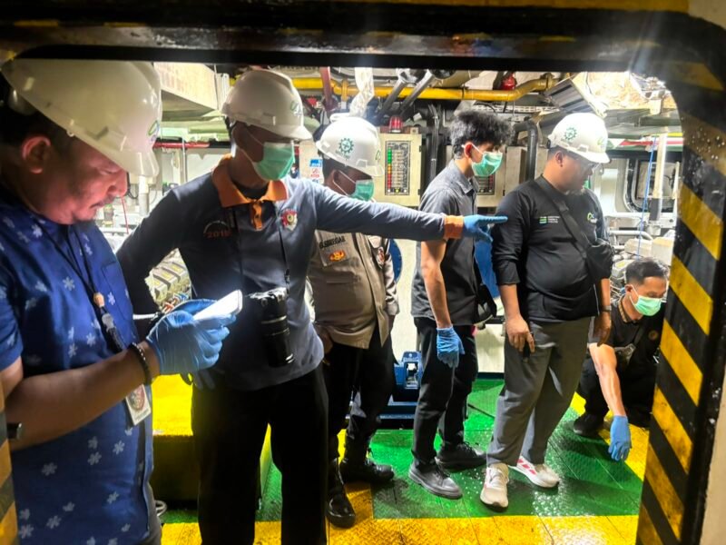 Tim Inafis Satreskrim Polresta Banda Aceh saat melakukan olah tempat kejadian perkara (TKP) di area kamar mesin KMP Aceh Hebat 2 yang bersandar di Pelabuhan Ulee Lheue, Banda Aceh, Jumat (12/6/2026).