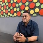 Tokoh Pemuda Papua, Gifli Buinei, saat memberikan keterangan di Jayapura terkait apresiasinya terhadap pendekatan humanis aparat keamanan dan Satgas Operasi Damai Cartenz dalam menjaga stabilitas serta membantu kebutuhan sosial masyarakat di Papua. (Foto: Dok. Istimewa)