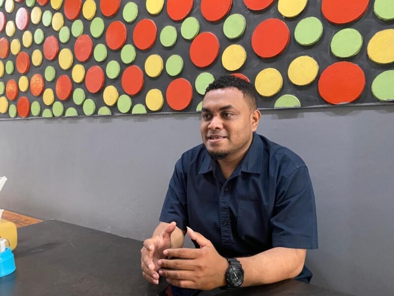 Tokoh Pemuda Papua, Gifli Buinei, saat memberikan keterangan di Jayapura terkait apresiasinya terhadap pendekatan humanis aparat keamanan dan Satgas Operasi Damai Cartenz dalam menjaga stabilitas serta membantu kebutuhan sosial masyarakat di Papua. (Foto: Dok. Istimewa)