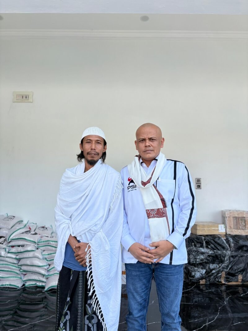 Ketua DPW PSI Aceh, T Rival Amiruddin, saat bersilaturahmi dengan ulama kharismatik Aceh, Abiya Jeunib, di kediaman beliau di Kompleks YPI Dayah Rauhul Mudi Al-Aziziyah, Jeunib, Bireuen, Sabtu (13/6/2026). 