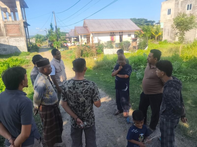 Kapolsek Baitussalam, Iptu Riyan Asriyadi, saat memberikan keterangan terkait kasus pencurian disertai pengancaman yang terjadi di Gampong Kajhu, Aceh Besar. Polsek Baitussalam berkomitmen menindaklanjuti kasus yang menyebabkan terduga pelaku (BT) mengalami putus pergelangan tangan akibat perlawanan saat hendak ditangkap warga, Sabtu (13/6/2026). (Foto: Dok. Polsek Baitussalam/Istimewa)