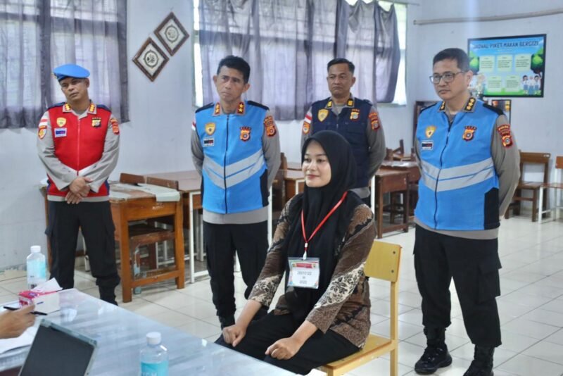 Kapolda Aceh Irjen Pol. Drs. Marzuki Ali Basyah, M.M., didampingi Pejabat Utama (PJU) Polda Aceh, meninjau langsung pelaksanaan tes psikologi dan Pemeriksaan Mental Kepribadian (PMK) calon taruna/taruni Akpol di SMA Negeri 4 Banda Aceh, Senin (15/6/2026).
