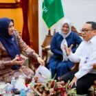 Ketua Dekranasda Aceh Marlina Muzakir (tengah) didampingi Wakil Ketua Dekranasda Aceh Mukarramah Fadhlullah saat menerima audiensi dari Kepala Perwakilan Bank Indonesia (BI) Aceh Agus Chusaini di Meuligoe Gubernur Aceh, Banda Aceh, Senin (15/6/2026).