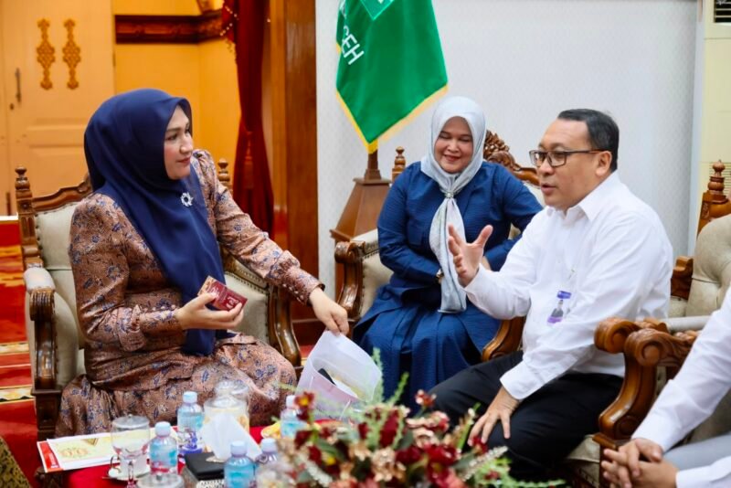Ketua Dekranasda Aceh Marlina Muzakir (tengah) didampingi Wakil Ketua Dekranasda Aceh Mukarramah Fadhlullah saat menerima audiensi dari Kepala Perwakilan Bank Indonesia (BI) Aceh Agus Chusaini di Meuligoe Gubernur Aceh, Banda Aceh, Senin (15/6/2026).