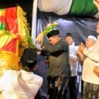 Bupati Aceh Besar, H Muharram Idris memukul beduk tanda dimulainya pawai menyambut Tahun Baru Islam 1448 H di depan Masjid Jamik Lambaro, Kecamatan Ingin Jaya, Aceh Besar, Senin (15/06/2026) malam. FOTO/MC ACEH BESAR