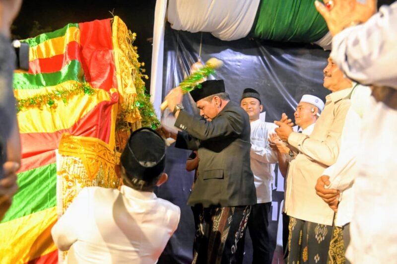 Bupati Aceh Besar, H Muharram Idris memukul beduk tanda dimulainya pawai menyambut Tahun Baru Islam 1448 H di depan Masjid Jamik Lambaro, Kecamatan Ingin Jaya, Aceh Besar, Senin (15/06/2026) malam. FOTO/MC ACEH BESAR
