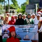 Penampilan replika unta dari styrofoam dan kain khas Arab yang dibawakan oleh siswa SD Islam Al-Azhar Kairo saat melintas di depan panggung kehormatan Meuligoe Gubernur Aceh pada Pawai Tahun Baru Islam 1 Muharram 1448 Hijriah di Banda Aceh, Selasa (16/6/2026).