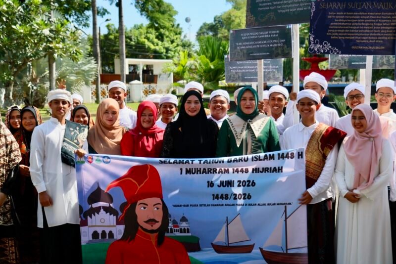 Penampilan replika unta dari styrofoam dan kain khas Arab yang dibawakan oleh siswa SD Islam Al-Azhar Kairo saat melintas di depan panggung kehormatan Meuligoe Gubernur Aceh pada Pawai Tahun Baru Islam 1 Muharram 1448 Hijriah di Banda Aceh, Selasa (16/6/2026). 