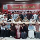 Jajaran pimpinan FDK UIN Ar-Raniry, perwakilan Dinas Sosial Aceh, para pemateri, dan perwakilan mahasiswa dari berbagai prodi berfoto bersama usai kegiatan Sosialisasi Teknis Pengumpulan Uang atau Barang Pada Aksi Sosial Masyarakat di Aula FDK UIN Ar-Raniry, Banda Aceh, Senin (15/6/2026).