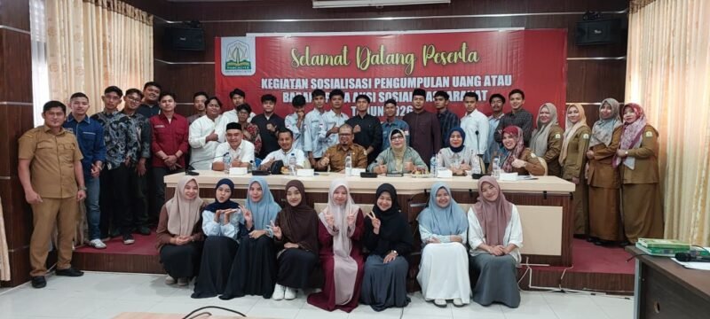Jajaran pimpinan FDK UIN Ar-Raniry, perwakilan Dinas Sosial Aceh, para pemateri, dan perwakilan mahasiswa dari berbagai prodi berfoto bersama usai kegiatan Sosialisasi Teknis Pengumpulan Uang atau Barang Pada Aksi Sosial Masyarakat di Aula FDK UIN Ar-Raniry, Banda Aceh, Senin (15/6/2026).