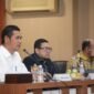 Sekretaris Daerah Aceh, Muhammad Nasir, menyampaikan pandangan Pemerintah Aceh mengenai pentingnya penguatan Dana Otsus dalam pertemuan dengan Komisi II DPR RI di Gedung Serbaguna Kantor Gubernur Aceh, Rabu (17/6/2026).