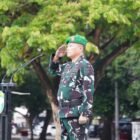 Inspektur Kodam Iskandar Muda (Irdam IM) Brigadir Jenderal TNI Heri Purwanto, S.E., membacakan amanat Pangdam IM saat bertindak sebagai Inspektur Upacara pada Upacara Bendera Bulanan di Lapangan Blang Padang, Banda Aceh, Rabu (17/6/2026).