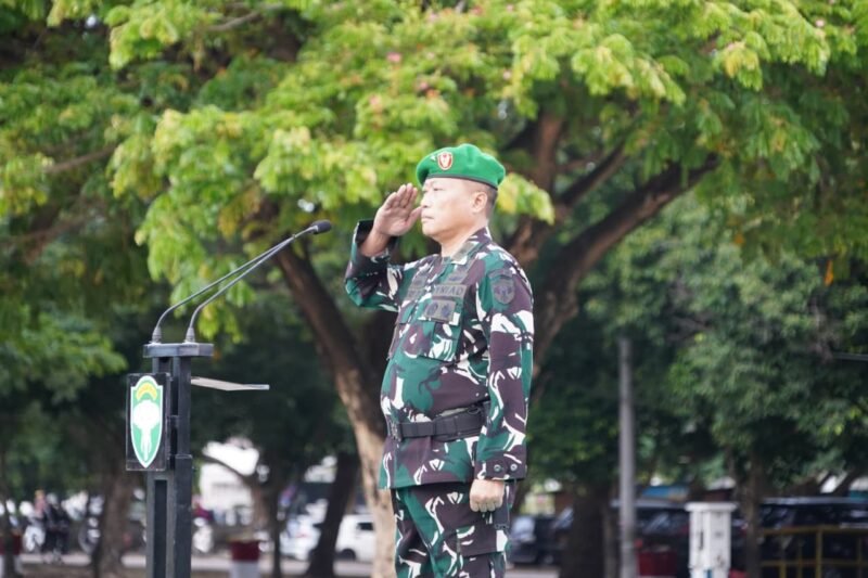 Inspektur Kodam Iskandar Muda (Irdam IM) Brigadir Jenderal TNI Heri Purwanto, S.E., membacakan amanat Pangdam IM saat bertindak sebagai Inspektur Upacara pada Upacara Bendera Bulanan di Lapangan Blang Padang, Banda Aceh, Rabu (17/6/2026).