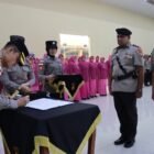 Kapolresta Banda Aceh, Kombes Pol Andi Kirana, memimpin upacara serah terima jabatan (sertijab) enam Pejabat Utama (PJU) dan Kapolsek jajaran di Lapangan Apel Polresta Banda Aceh, Rabu (17/6/2026).