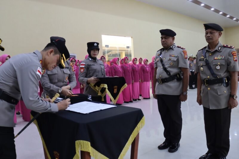 Kapolresta Banda Aceh, Kombes Pol Andi Kirana, memimpin upacara serah terima jabatan (sertijab) enam Pejabat Utama (PJU) dan Kapolsek jajaran di Lapangan Apel Polresta Banda Aceh, Rabu (17/6/2026). 