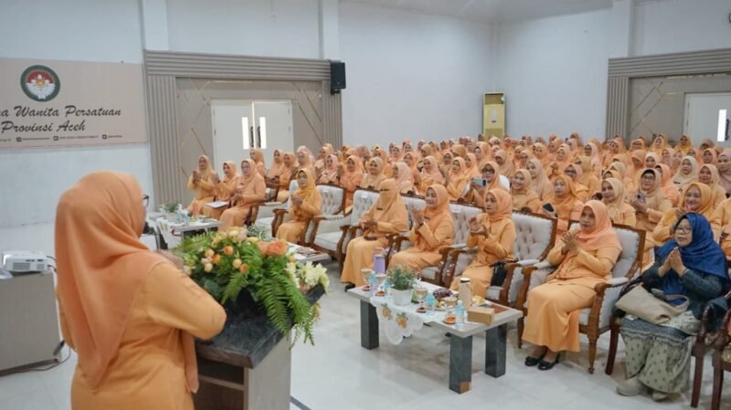 Ketua Dharma Wanita Persatuan (DWP) Aceh, Malahayati M. Nasir, menyampaikan sambutan saat membuka Rapat Koordinasi (Rakor) DWP se-Aceh Tahun 2026 di Aula Sekretariat DWP Aceh, Rabu (17/6/2026). Rakor tahun ini mengusung tema peningkatan kapasitas SDM dan penguatan solidaritas organisasi. (Foto: Humas DWP Aceh)