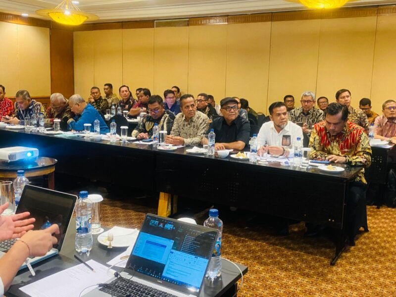 Tim Pemerintah Aceh dan Tim Kemendagri saat menggelar rapat koordinasi membahas revisi Undang-Undang Pemerintah Aceh (UUPA) di Hotel Arya Duta, Jakarta, Rabu (17/06/2026). Diskusi ini berfokus pada penguatan kewenangan dan fiskal Aceh. (Foto: Istimewa)