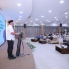 Bupati Aceh Besar H Muharram Idris (Syech Muharram) menyampaikan arahannya pada pembukaan Bimtek Pelaporan Inovasi Daerah Kabupaten Aceh Besar Tahun 2026, di Aula Kantor Pusjar SKMK LAN-RI Aceh, Gampong Lamcot, Kecamatan Darul Imarah, Aceh Besar, Rabu (17/6/2026). FOTO/ PROKOPIM PEMKAB ACEH BESAR