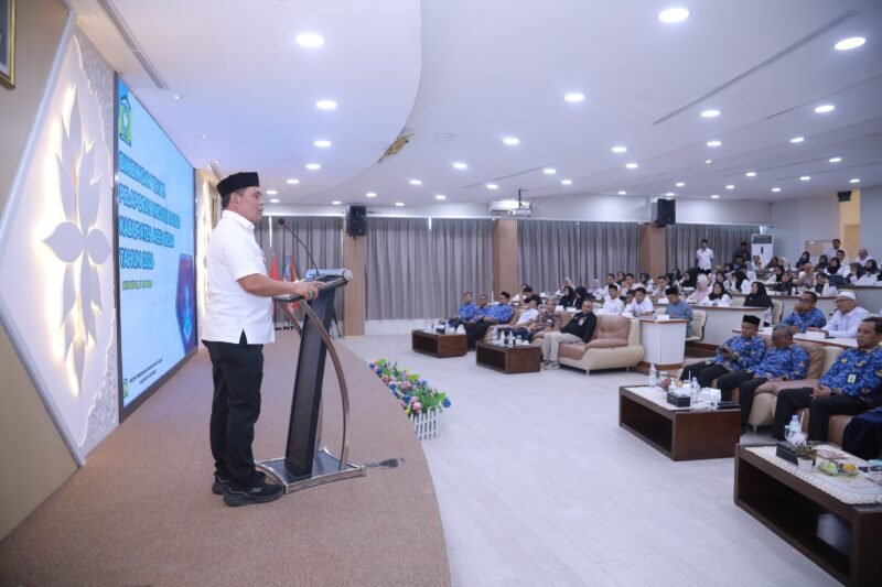 Bupati Aceh Besar H Muharram Idris (Syech Muharram) menyampaikan arahannya pada pembukaan Bimtek Pelaporan Inovasi Daerah Kabupaten Aceh Besar Tahun 2026, di Aula Kantor Pusjar SKMK LAN-RI Aceh, Gampong Lamcot, Kecamatan Darul Imarah, Aceh Besar, Rabu (17/6/2026). FOTO/ PROKOPIM PEMKAB ACEH BESAR