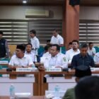 Bupati Aceh Besar H. Muharram Idris (Syech Muharram) menghadiri pertemuan Pemerintah Aceh bersama Tim Komisi II DPR RI di Gedung Serbaguna Setda Aceh, Banda Aceh, Rabu (17/6/2026).FOTO/ MC ACEH BESAR