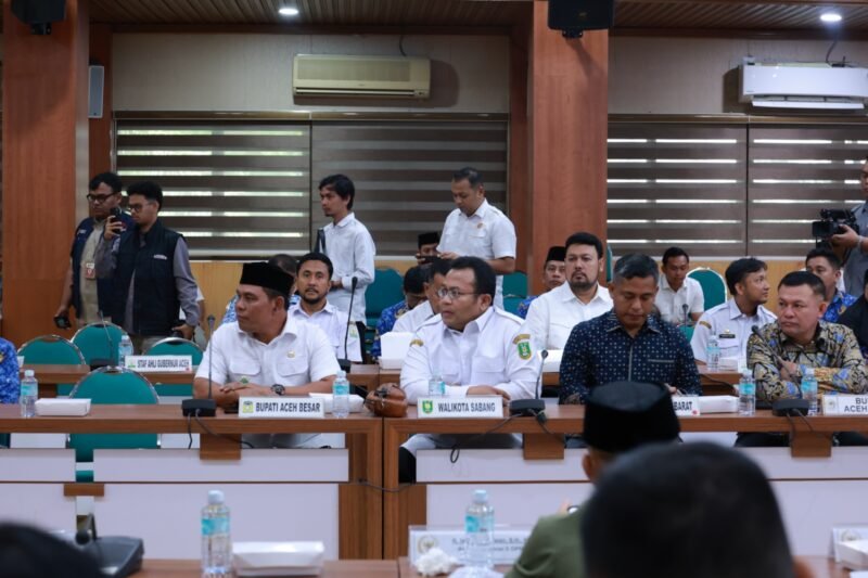Bupati Aceh Besar H. Muharram Idris (Syech Muharram) menghadiri pertemuan Pemerintah Aceh bersama Tim Komisi II DPR RI di Gedung Serbaguna Setda Aceh, Banda Aceh, Rabu (17/6/2026).FOTO/ MC ACEH BESAR