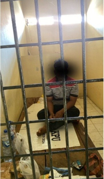 Personel Unit Reskrim Polsek Mesjid Raya saat mengamankan seorang terduga pelaku pemerasan terhadap wisatawan di kawasan wisata Bukit Lamreh, Aceh Besar. Polisi juga menyita sejumlah barang bukti dan satu unit sepeda motor, sementara dua pelaku lainnya masih dalam pengejaran.