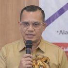 Tokoh masyarakat Aceh, Suryadi Djamil atau yang akrab disapa Om Sur, saat memberikan pernyataan terkait pelaksanaan Bhayangkara Fest 2026 yang digelar Polda Aceh pada 19–22 Juni di Lapangan Merah, Banda Aceh. 