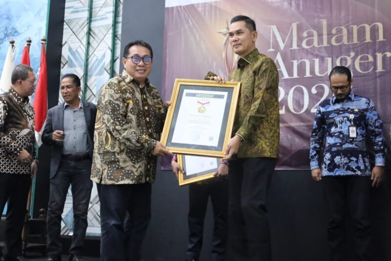 Sekretaris Daerah Aceh, M. Nasir Syamaun, S.IP., MPA., dianugerahi penghargaan Tokoh Inspiratif Nasional 2026 oleh Serikat Media Siber Indonesia (SMSI) di Hall Dewan Pers, Jakarta, Kamis (18/6/2026).
