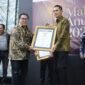 Sekretaris Daerah Aceh, M. Nasir Syamaun, S.IP., MPA., dianugerahi penghargaan Tokoh Inspiratif Nasional 2026 oleh Serikat Media Siber Indonesia (SMSI) di Hall Dewan Pers, Jakarta, Kamis (18/6/2026).
