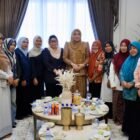 Ketua TP PKK Aceh Marlina Muzakir (Kak Na) saat menerima kunjungan silaturahmi Ketua International Woman’s Peace Group (IWPG) Ana Milana Puspita Sari, Kamis (18/6/2026). 