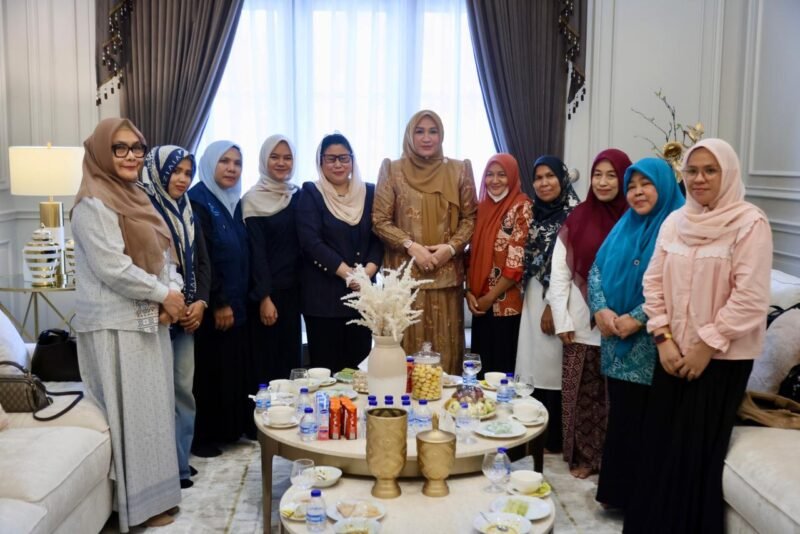 Ketua TP PKK Aceh Marlina Muzakir (Kak Na) saat menerima kunjungan silaturahmi Ketua International Woman’s Peace Group (IWPG) Ana Milana Puspita Sari, Kamis (18/6/2026).