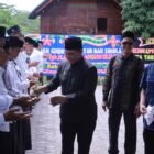 Bupati Aceh Besar H Muharram Idris bersama Ulama Karismatik Aceh Abu Athailah melakukan prosesi peusijuek kepada ratusan guru Beut Kitab bak Sikula, di halaman Gedung Dekranasda Aceh Besar, Kamis (18/6/2026). FOTO/ MC ACEH BESAR