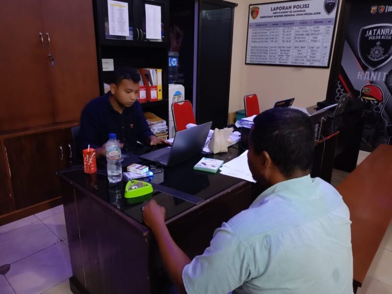 Kabid Humas Polda Aceh Kombes Pol. Joko Krisdiyanto memberikan keterangan terkait pengungkapan kasus dugaan pemerasan dan pungutan liar (pungli) di kawasan wisata Desa Lamreh, Aceh Besar. Tim URC Ditreskrimum Polda Aceh berhasil mengamankan lima orang terduga pelaku beserta sejumlah barang bukti.