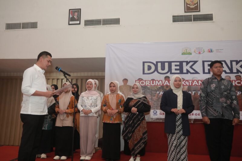 Sekretaris Daerah (Sekda) Aceh, M. Nasir, memberikan sambutan sekaligus melantik pengurus Duek Pakat Forum Anak Tanah Rencong (FATAR) Tahun 2026 di Hotel Grand Nanggroe, Banda Aceh, Sabtu (20/6/2026).