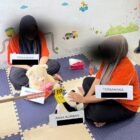 Tersangka kasus dugaan penganiayaan batita memperagakan adegan saat rekonstruksi yang digelar oleh Satreskrim Polresta Banda Aceh bersama Jaksa Penuntut Umum Kejari Banda Aceh di Baby Preneur Daycare, kawasan Lamgugob, Banda Aceh, Jumat (19/6/2026).