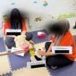 Tersangka kasus dugaan penganiayaan batita memperagakan adegan saat rekonstruksi yang digelar oleh Satreskrim Polresta Banda Aceh bersama Jaksa Penuntut Umum Kejari Banda Aceh di Baby Preneur Daycare, kawasan Lamgugob, Banda Aceh, Jumat (19/6/2026).