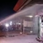 Petugas pemadam kebakaran melakukan pendinginan pada dispenser Pertalite di SPBU Gampong Bireuen Meunasah Reuleut, Kecamatan Kota Juang, Bireuen, Jumat (19/6/2026) malam.