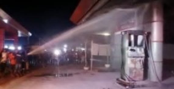 Petugas pemadam kebakaran melakukan pendinginan pada dispenser Pertalite di SPBU Gampong Bireuen Meunasah Reuleut, Kecamatan Kota Juang, Bireuen, Jumat (19/6/2026) malam. 