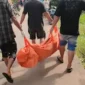 Sejumlah personel Polsek BTS Ulu bersama warga saat mengevakuasi jasad Rozi (39) dari aliran Sungai Pering, Desa Raksa Budi, Kecamatan BTS Ulu, Kabupaten Musi Rawas, Sabtu (20/6/2026) sore.